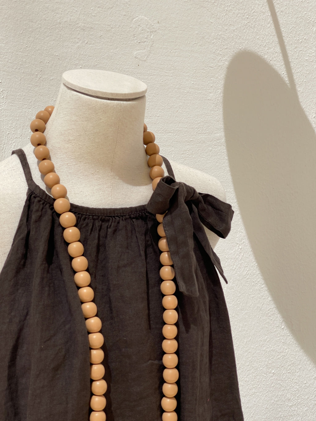 COLLAR LARGO BOLAS CAMEL